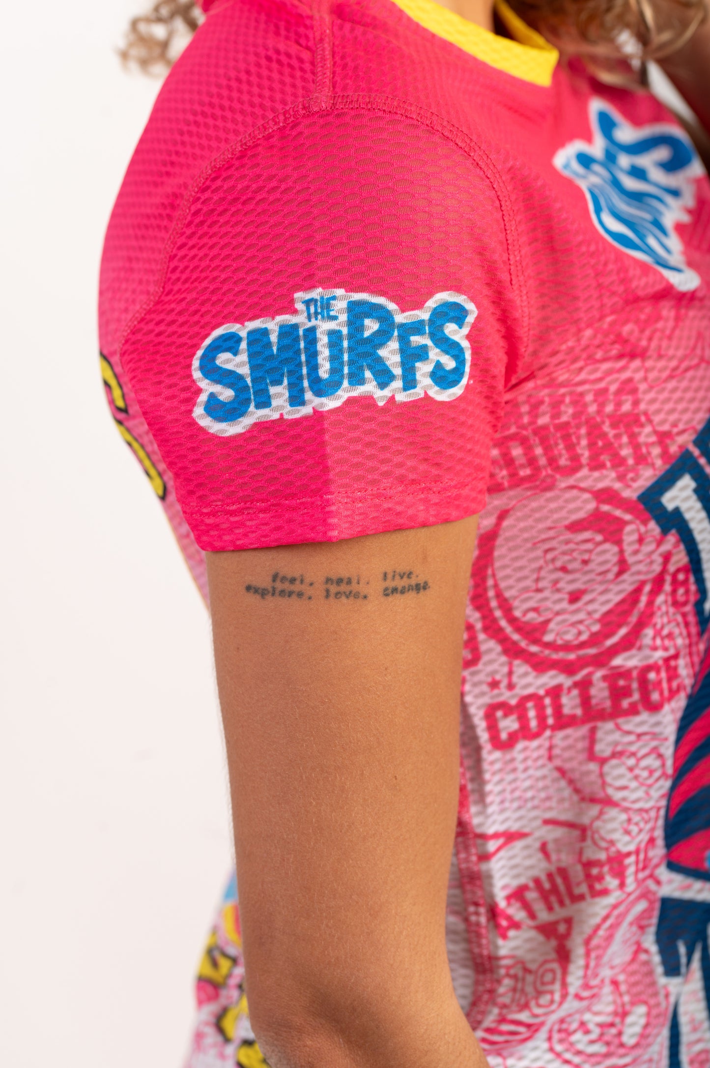 Camiseta manga curta mulher - Smurfs Abraços